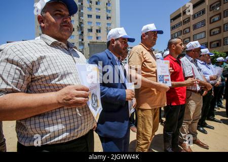 Gaza, Palästina. 13.. Juli 2022. Palästinensische Journalisten halten während eines Protestes in Gaza Plakate mit der Aufschrift „Gerechtigkeit für Schireen“. Palästinensische Journalisten organisierten im vergangenen Monat in der Stadt Jenin in Gaza-Stadt einen Protest, der Gerechtigkeit für den getöteten palästinensischen Journalisten Shireen Abu Aklei forderte, bevor der amerikanische Präsident Joe Biden heute Israel und die palästinensischen Gebiete besuchte. Kredit: SOPA Images Limited/Alamy Live Nachrichten Stockfoto