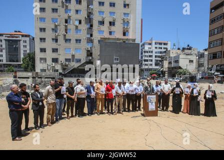 Gaza, Palästina. 13.. Juli 2022. Palästinensische Journalisten halten während eines Protestes in Gaza Plakate mit der Aufschrift „Gerechtigkeit für Schireen“. Palästinensische Journalisten organisierten im vergangenen Monat in der Stadt Jenin in Gaza-Stadt einen Protest, der Gerechtigkeit für den getöteten palästinensischen Journalisten Shireen Abu Aklei forderte, bevor der amerikanische Präsident Joe Biden heute Israel und die palästinensischen Gebiete besuchte. Kredit: SOPA Images Limited/Alamy Live Nachrichten Stockfoto