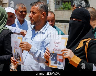 Gaza, Palästina. 13.. Juli 2022. Palästinensische Journalisten halten während eines Protestes in Gaza Plakate mit der Aufschrift „Gerechtigkeit für Schireen“. Palästinensische Journalisten organisierten im vergangenen Monat in der Stadt Jenin in Gaza-Stadt einen Protest, der Gerechtigkeit für den getöteten palästinensischen Journalisten Shireen Abu Aklei forderte, bevor der amerikanische Präsident Joe Biden heute Israel und die palästinensischen Gebiete besuchte. Kredit: SOPA Images Limited/Alamy Live Nachrichten Stockfoto