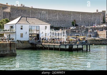 Die Sonne im Juli und die Aufenthalte dort waren gut für Restaurants wie das Pier Masters House auf der Phoenic Wharf, Plymouth Barbican. Gesehen mit einer Live-Band Stockfoto