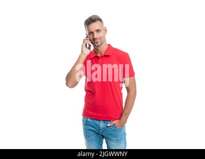 Mann in rotem T-Shirt spricht am Telefon isoliert auf weißem Hintergrund Stockfoto