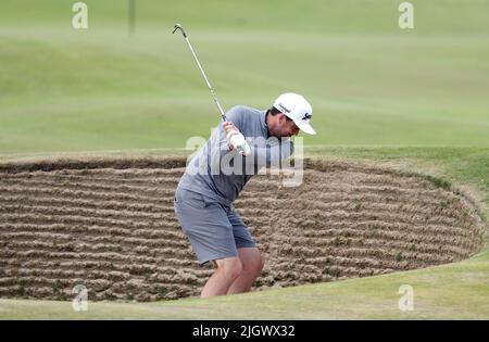 Keegan Bradley aus den USA im Bunker auf dem 2.-Loch während des 4. Trainingstages der Open auf dem Old Course, St Andrews. Bilddatum: Mittwoch, 13. Juli 2022. Stockfoto