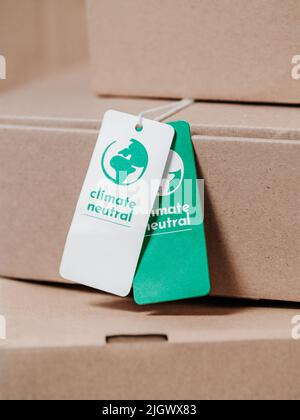 Klimaneutrales Produkt in Bastelboxen, Label klimaneutral. CO2-neutrales Konzept in der Bekleidungs-, Mode- und Logistikbranche. Ethischer Konsum. Steigerung des Kundenbewusstseins – CO2-Fußabdruck Stockfoto