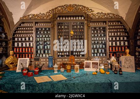 Alter Apothekenschrank im Heidelberger Schloss. Baden Württemberg, Deutschland, Europa Stockfoto