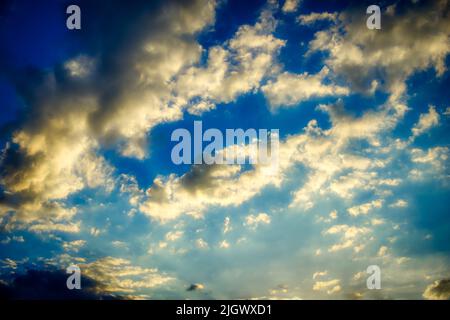 Mehrfarbige Wolken bei Sonnenuntergang - dramatischer Himmel Stockfoto