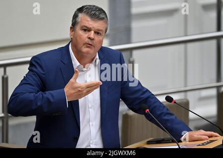 Der flämische Minister für Innenpolitik und Zusammenleben Bart Somers, abgebildet während einer Plenarsitzung des flämischen Parlaments am Mittwoch, den 13. Juli 2022 in Brüssel. BELGA FOTO DIRK WAEM Stockfoto