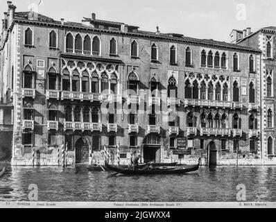 Blick auf die Fassade des Giustinian-Palastes am Canale Grande von Carlo Naya zwischen 1868 und 1882. Das historische Archiv von Naya-Bohm ist ein Archiv von 25000 Glasplatten, die jetzt digitalisiert wurden, von Bildern Venedigs von 1868 bis 1882 (Carlo Naya) und dann bis 1950 (Bohm). Stockfoto