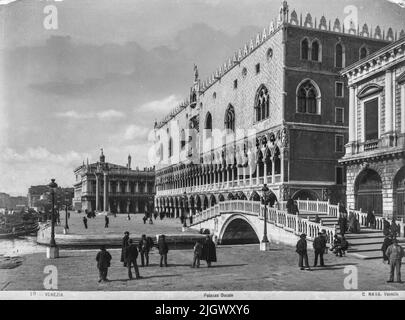 Blick auf den Ducale Palast von Carlo Naya zwischen 1868 und 1882. Das historische Archiv von Naya-Bohm ist ein Archiv von 25000 Glasplatten, die jetzt digitalisiert wurden, von Bildern Venedigs von 1868 bis 1882 (Carlo Naya) und dann bis 1950 (Bohm). Stockfoto