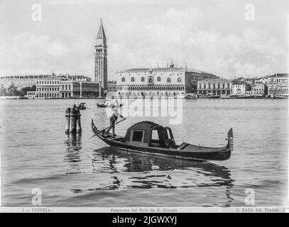 Blick auf St. Mark, den Ducale Palast und eine Gondel von der Insel San Giorgio Maggiore, die Carlo Naya zwischen 1868 und 1882 machte. Das historische Archiv von Naya-Bohm ist ein Archiv von 25000 Glasplatten, die jetzt digitalisiert wurden, von Bildern Venedigs von 1868 bis 1882 (Carlo Naya) und dann bis 1950 (Bohm). Stockfoto