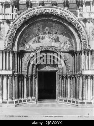 Das zentrale byzantinische Portal der Basilika St. Mark, das Carlo Naya zwischen 1868 und 1882 machte. Das historische Archiv von Naya-Bohm ist ein Archiv von 25000 Glasplatten, die jetzt digitalisiert wurden, von Bildern Venedigs von 1868 bis 1882 (Carlo Naya) und dann bis 1950 (Bohm). Stockfoto