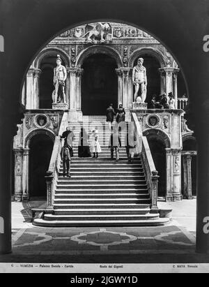 Blick auf die Treppe der Giganten im Dogenpalast, die Carlo Naya zwischen 1868 und 1882 machte. Das historische Archiv von Naya-Bohm ist ein Archiv von 25000 Glasplatten, die jetzt digitalisiert wurden, von Bildern Venedigs von 1868 bis 1882 (Carlo Naya) und dann bis 1950 (Bohm). Stockfoto