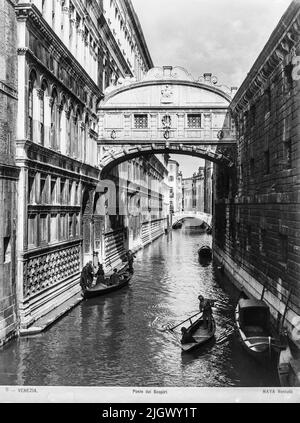 Ein Blick auf die berühmte Brücke der Sehenswürdigkeiten von Carlo Naya zwischen 1868 und 1882. Das historische Archiv von Naya-Bohm ist ein Archiv von 25000 Glasplatten, die jetzt digitalisiert wurden, von Bildern Venedigs von 1868 bis 1882 (Carlo Naya) und dann bis 1950 (Bohm). Stockfoto