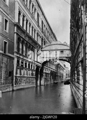 Ein Blick auf die berühmte Brücke der Sehenswürdigkeiten von Carlo Naya zwischen 1868 und 1882. Das historische Archiv von Naya-Bohm ist ein Archiv von 25000 Glasplatten, die jetzt digitalisiert wurden, von Bildern Venedigs von 1868 bis 1882 (Carlo Naya) und dann bis 1950 (Bohm). Stockfoto