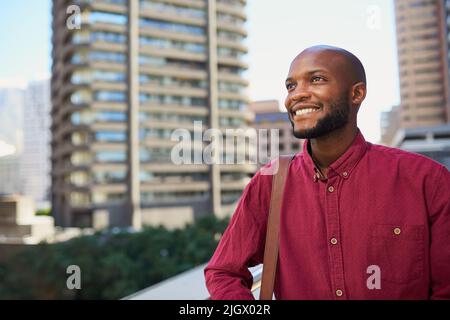 Porträt eines jungen schwarzen Mannes, der in der Stadt arbeitet Stockfoto