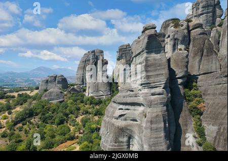 Der Meteora-Komplex besteht hauptsächlich aus Oligozän- und Miozän-Kieselsandsteinen und Pflastersteinen, der Rest sind hauptsächlich grobkörnige Sandsteine. Stockfoto