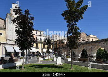 Ein Platz von Sulmona, einem italienischen Dorf in den Abruzzen. Stockfoto