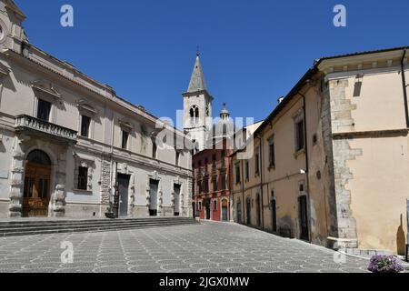Ein Platz von Sulmona, einem italienischen Dorf in den Abruzzen. Stockfoto