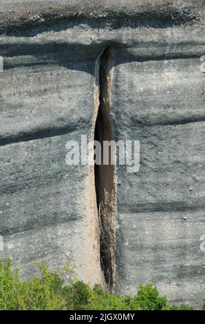 Der Meteora-Komplex besteht hauptsächlich aus Oligozän- und Miozän-Kieselsandsteinen und Pflastersteinen, der Rest sind hauptsächlich grobkörnige Sandsteine. Stockfoto