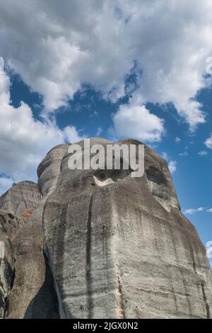 Der Meteora-Komplex besteht hauptsächlich aus Oligozän- und Miozän-Kieselsandsteinen und Pflastersteinen, der Rest sind hauptsächlich grobkörnige Sandsteine. Stockfoto