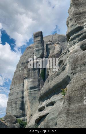 Der Meteora-Komplex besteht hauptsächlich aus Oligozän- und Miozän-Kieselsandsteinen und Pflastersteinen, der Rest sind hauptsächlich grobkörnige Sandsteine. Stockfoto