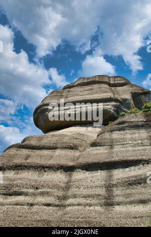 Der Meteora-Komplex besteht hauptsächlich aus Oligozän- und Miozän-Kieselsandsteinen und Pflastersteinen, der Rest sind hauptsächlich grobkörnige Sandsteine. Stockfoto