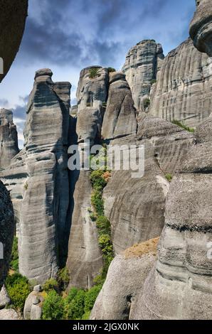 Der Meteora-Komplex besteht hauptsächlich aus Oligozän- und Miozän-Kieselsandsteinen und Pflastersteinen, der Rest sind hauptsächlich grobkörnige Sandsteine. Stockfoto