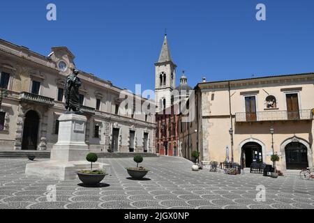 Ein Platz von Sulmona, einem italienischen Dorf in den Abruzzen. Stockfoto