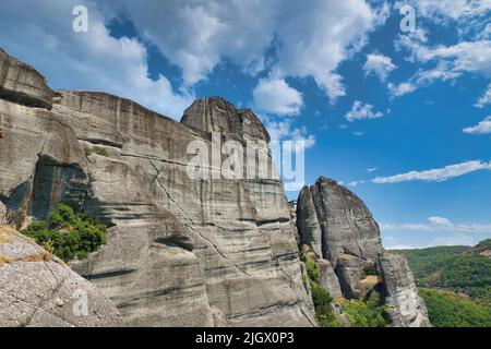 Der Meteora-Komplex besteht hauptsächlich aus Oligozän- und Miozän-Kieselsandsteinen und Pflastersteinen, der Rest sind hauptsächlich grobkörnige Sandsteine. Stockfoto