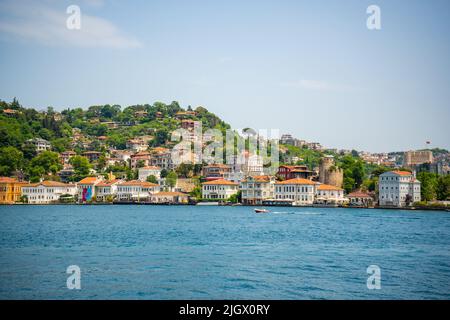 Istanbul, Türkei - 29. Mai 2022: Stadtbild des asiatischen Teils von Istanbul vom Wasser aus, Türkei an einem schönen Sommertag Stockfoto