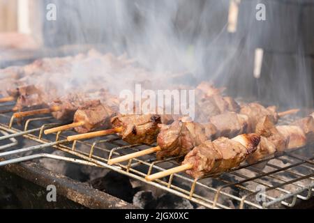 Leberschisch-Kebab, traditioneller türkischer Leberschisch-Kebab oder Kebap auf dem Grill. Levers auf den Spiessen Türkisches Familienessen auf dem Grill. Stockfoto