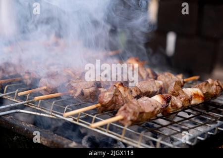 Gegrillter Leber-Shish-Kebab, traditionelle türkische beliebte Mahlzeit gegrillter Leber-Shish-Kebab. Nahaufnahme des Fotos mit Platz für die Kopie. Geräucherter Geschmack. Stockfoto