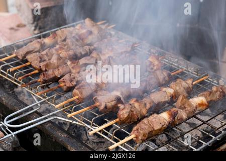 Leberkebab, traditioneller türkischer Leberschisch oder Kebap auf dem Grill. Türkische Küche Esskultur. Seitenansicht von köstlichen Speisen, die auf dem Grill zubereitet werden. Stockfoto