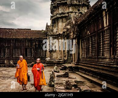 Zwei Mönche, die im Hof von Angkor Wat bei Siem Reap spazieren Stockfoto