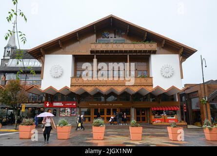 Gramado, RS, Brasilien - 19. Mai 2022: Außenansicht des Palacio dos Festivais, wo das berühmte Gramado Filmfestival stattfindet. Regentag. Stockfoto