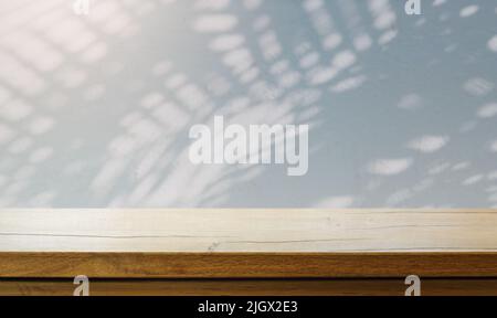 Leerer Holzdeckentisch über tropischem Hintergrund. Stockfoto