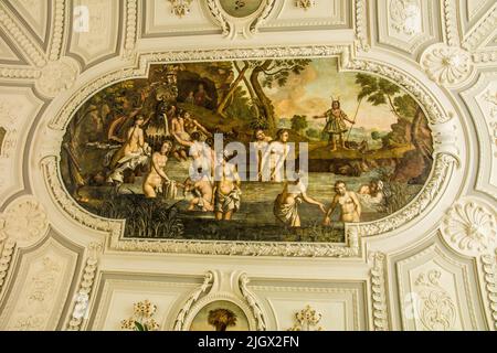 Ein niedriger Winkel der Decke mit einem Gemälde der Kadriorg-Palasthalle in Estland, Talliinn Stockfoto