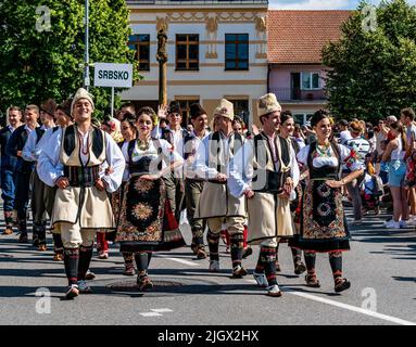 Straznice, Tschechische Republik - 25. Juni 2022 Internationales Folklore-Festival. Serbische Folklore-Ensemble auf dem Festival in Straznica Stockfoto