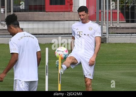 München, Deutschland. 13.. Juli 2022. Robert LEWANDOWSKI (FC Bayern München) jongliert lustlos mit dem Ball. Training des FC Bayern München am 13.. Juli 2022 auf dem Trainingsgelände in der Saebener Straße. Fußball 1. Bundesliga, Saison 2022/2023. Kredit: dpa/Alamy Live Nachrichten Stockfoto