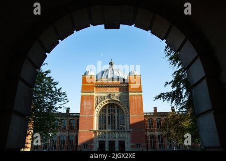 Abendsonne auf dem Aston Webb Gebäude an der University of Birmingham, England. Stockfoto