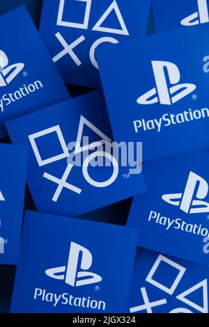 LONDON, Großbritannien – 2022. Juli: Sony playstation-Logo auf blauem Hintergrund. PlayStation ist eine Marke für Videospiele Stockfoto