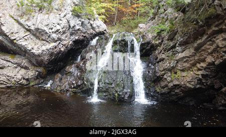 Eine malerische Aussicht auf einen kleinen Wasserfall im Victoria Park, Truro, Nova Scotia, Kanada Stockfoto