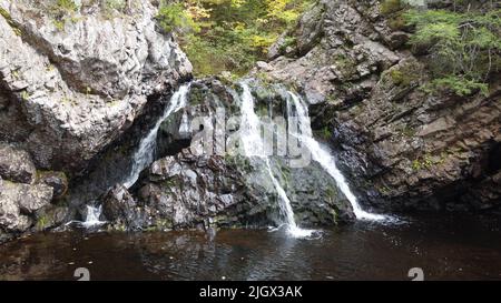 Eine malerische Aussicht auf einen kleinen Wasserfall im Victoria Park, Truro, Nova Scotia, Kanada Stockfoto