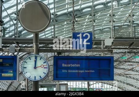 Blaue Anzeigetafel Auf Den Bahnsteigen Am Berliner Hauptbahnhof Stockfoto