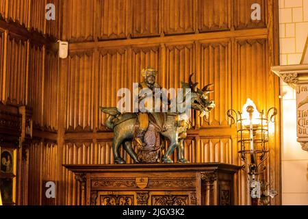 Eine alte Statue von Mann auf Pferd auf einem braunen Tisch im Kasteel De Haar Schloss, Utrecht, Niederlande Stockfoto