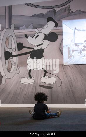 Brisbane, Australien. 13.. Juli 2022. Ein Kind besucht am 13. Juli 2022 Disney: The Magic of Animation im Queensland Museum in Brisbane, Australien. Quelle: Bai Xuefei/Xinhua/Alamy Live News Stockfoto