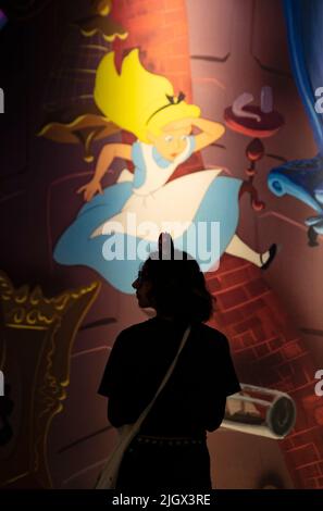 Brisbane, Australien. 13.. Juli 2022. Eine Frau besucht am 13. Juli 2022 Disney: The Magic of Animation im Queensland Museum in Brisbane, Australien. Quelle: Bai Xuefei/Xinhua/Alamy Live News Stockfoto