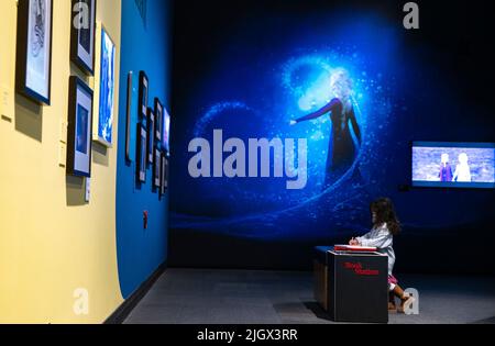 Brisbane, Australien. 13.. Juli 2022. Ein Kind besucht am 13. Juli 2022 Disney: The Magic of Animation im Queensland Museum in Brisbane, Australien. Quelle: Bai Xuefei/Xinhua/Alamy Live News Stockfoto