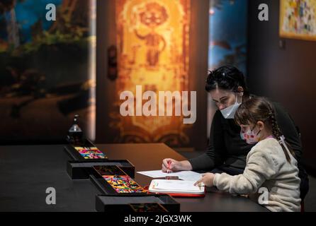 Brisbane, Australien. 13.. Juli 2022. Am 13. Juli 2022 besuchen die Menschen Disney: The Magic of Animation im Queensland Museum in Brisbane, Australien. Quelle: Bai Xuefei/Xinhua/Alamy Live News Stockfoto