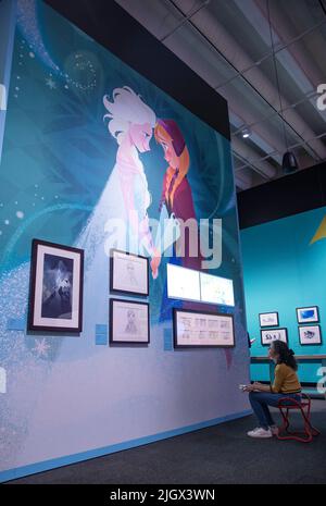 Brisbane, Australien. 13.. Juli 2022. Ein Mädchen besucht am 13. Juli 2022 Disney: The Magic of Animation im Queensland Museum in Brisbane, Australien. Quelle: Bai Xuefei/Xinhua/Alamy Live News Stockfoto