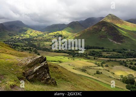 Der Blick südwestlich in Richtung Causey Pike, ARD Crags und Robinson vom Gipfel der Cat Bells, Lake District, Cumbria, Großbritannien Stockfoto